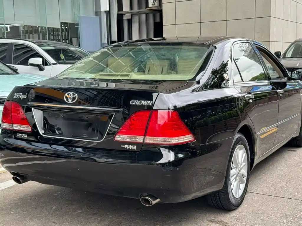 Toyota Crown — миниатюра 3
