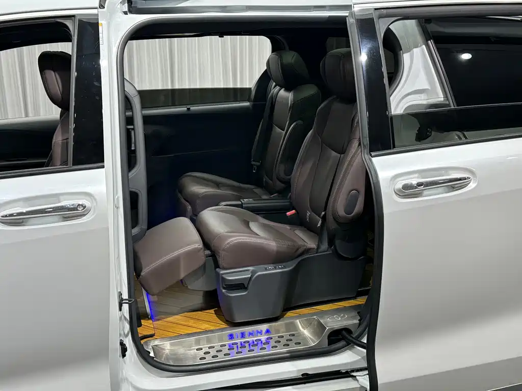 Toyota Sienna — миниатюра 17