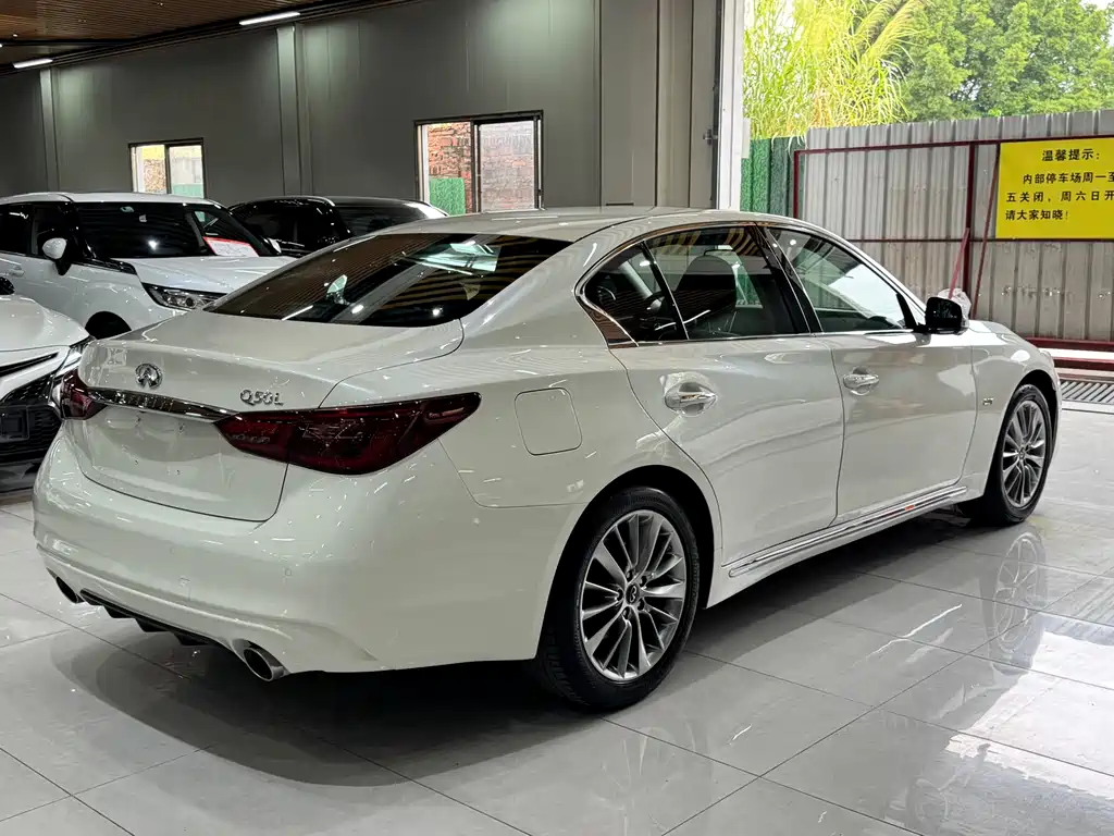 INFINITI Q50L