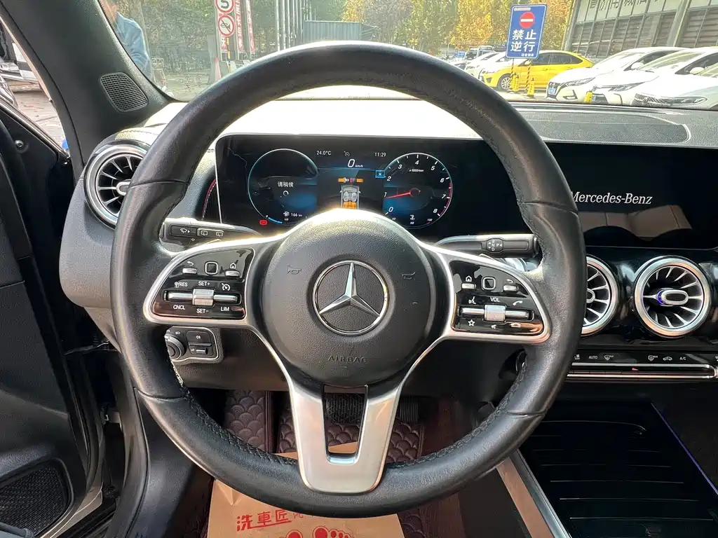 MERCEDES-BENZ GLB
