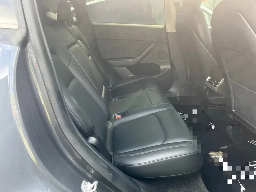 Tesla Model Y — миниатюра 6