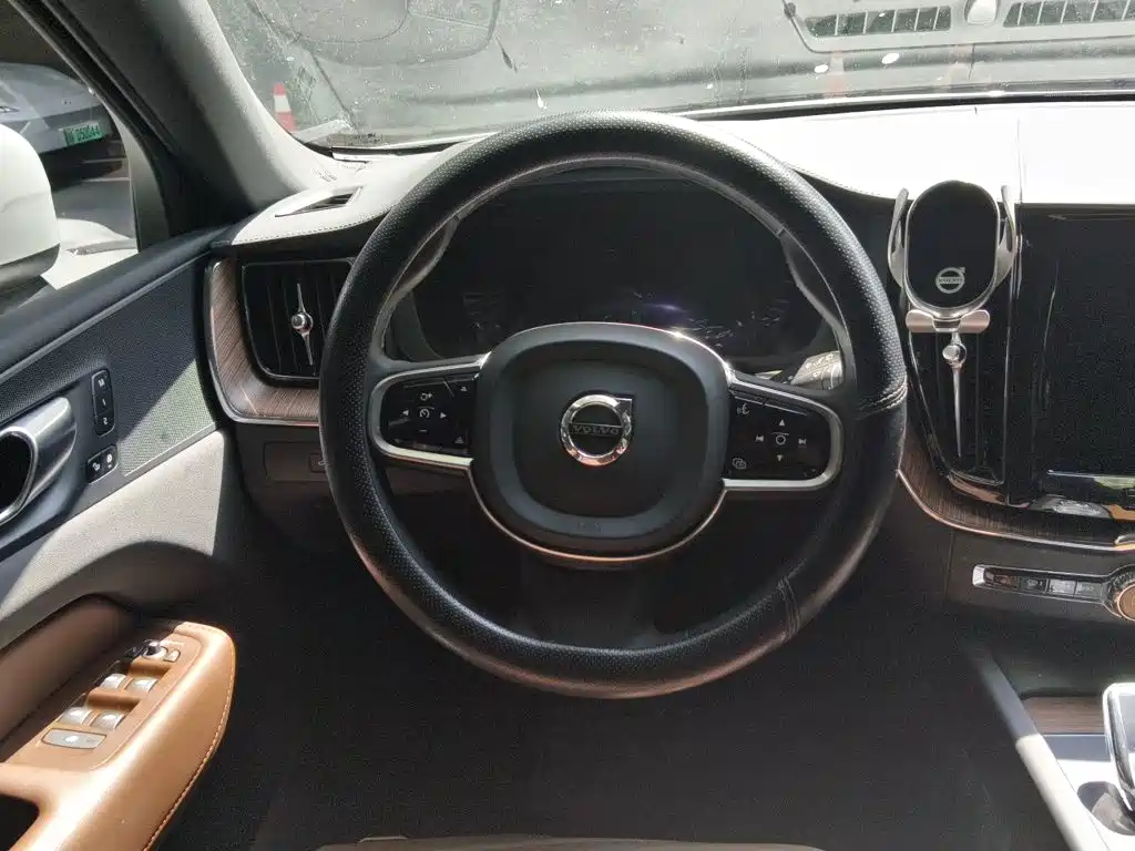 Volvo XC60 PHEV — миниатюра 6