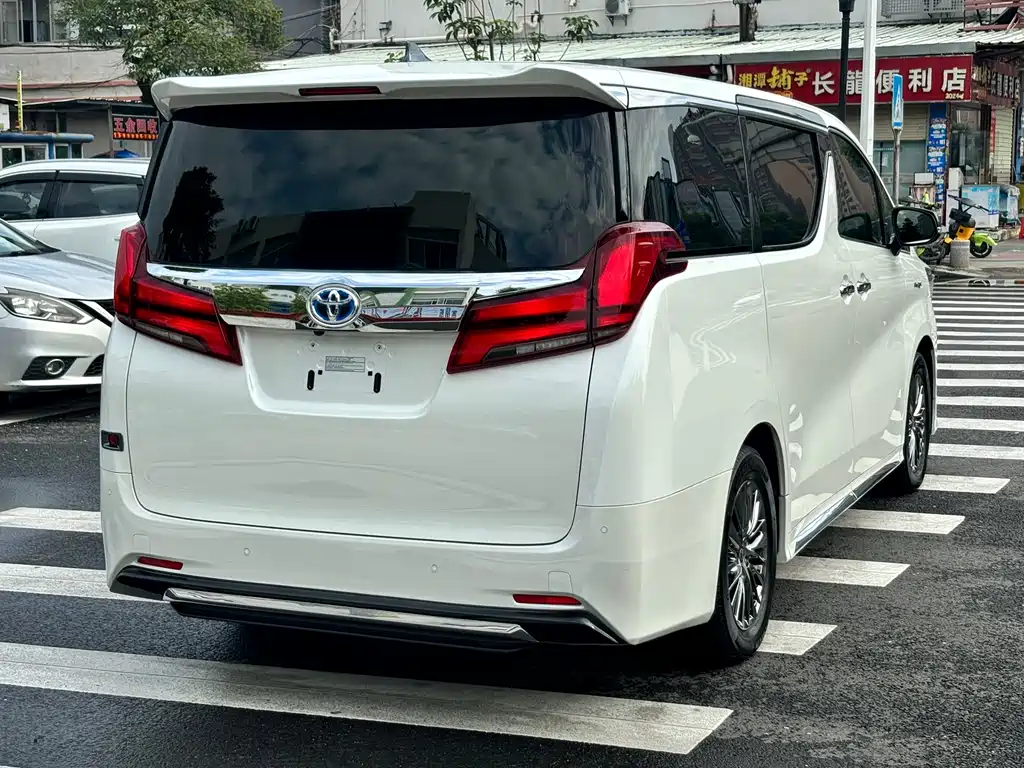 Toyota Alphard — миниатюра 6
