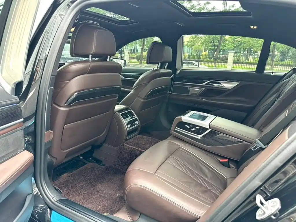 BMW 7 Series — миниатюра 4