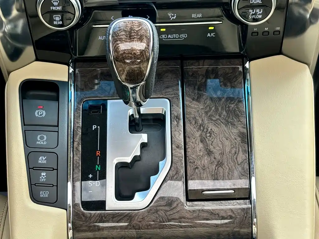 Toyota Alphard — миниатюра 15