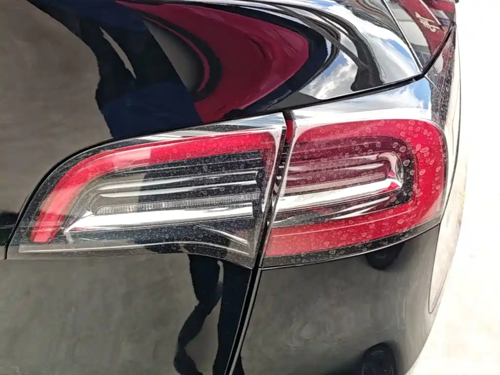Tesla Model Y — миниатюра 8