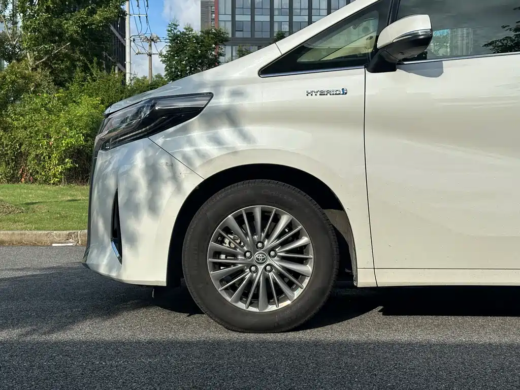 Toyota Alphard — миниатюра 8