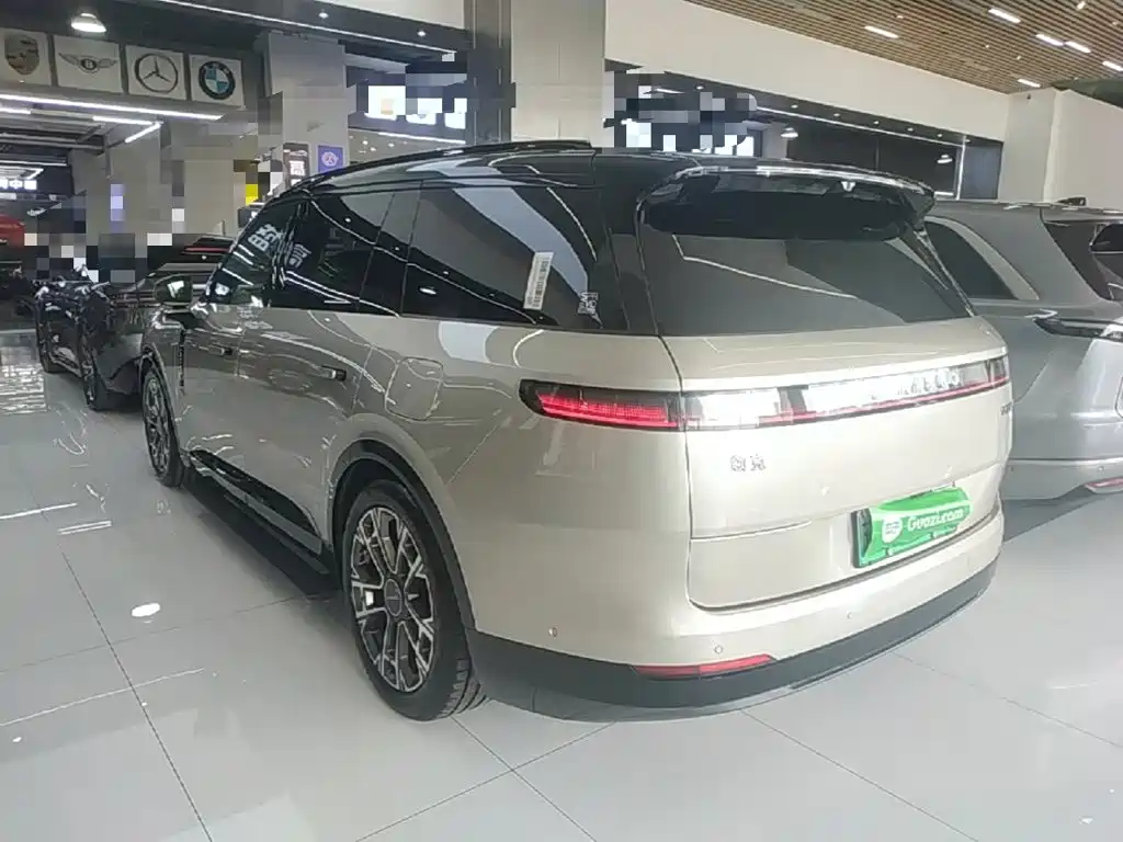 Lynk & Co 900 — миниатюра 5