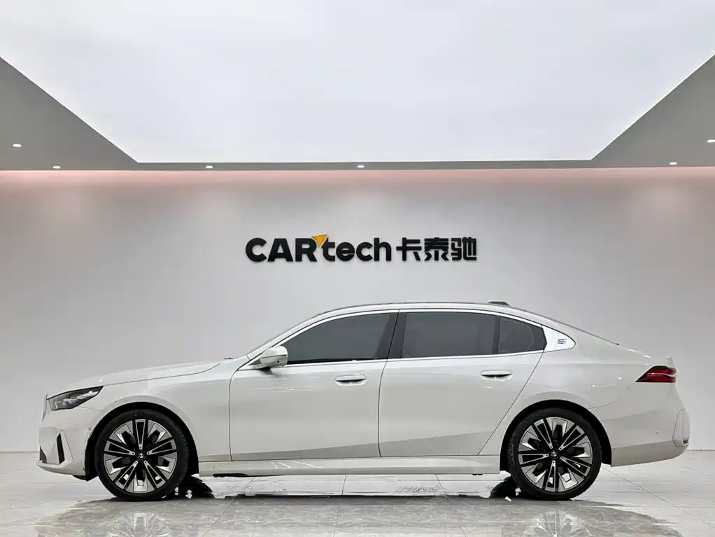 BMW 5 Series — миниатюра 2