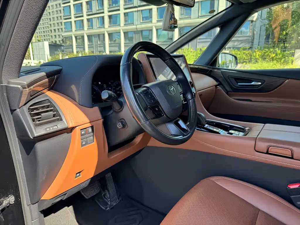 Toyota Alphard — миниатюра 10