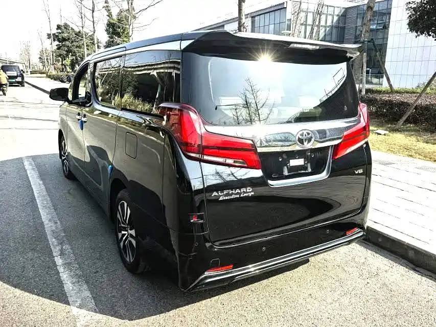 Toyota Alphard — миниатюра 3