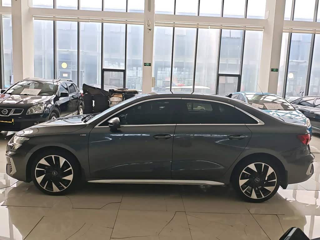 Audi A3 1.4 л 2023 г. Серебристо-серый, пробег 25000 км