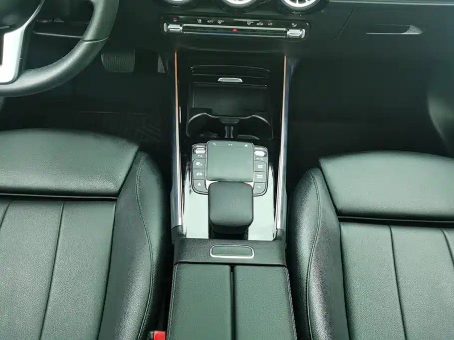 Mercedes-Benz GLB — миниатюра 16
