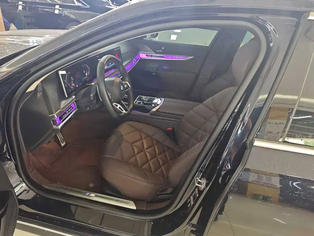 BMW 7 Series — миниатюра 4