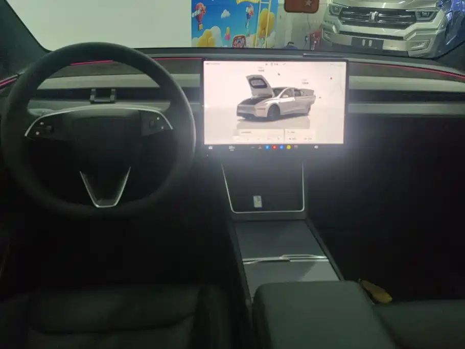 Tesla Model Y — миниатюра 12