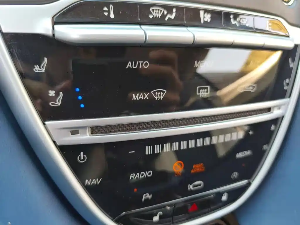Aston Martin DB11 — миниатюра 3