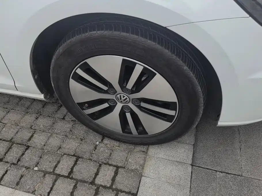 Volkswagen Golf EV — миниатюра 6