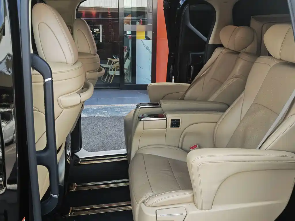 Toyota Alphard — миниатюра 8