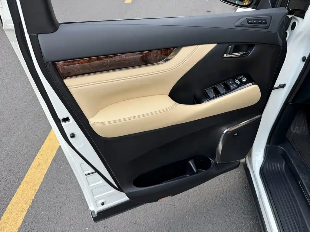 Toyota Alphard — миниатюра 6