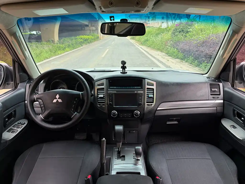 Mitsubishi Pajero (Import) — миниатюра 4