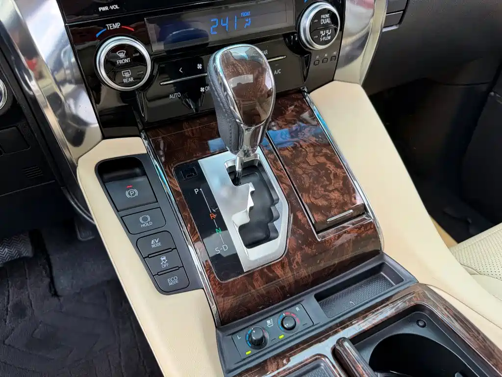 Toyota Alphard — миниатюра 9