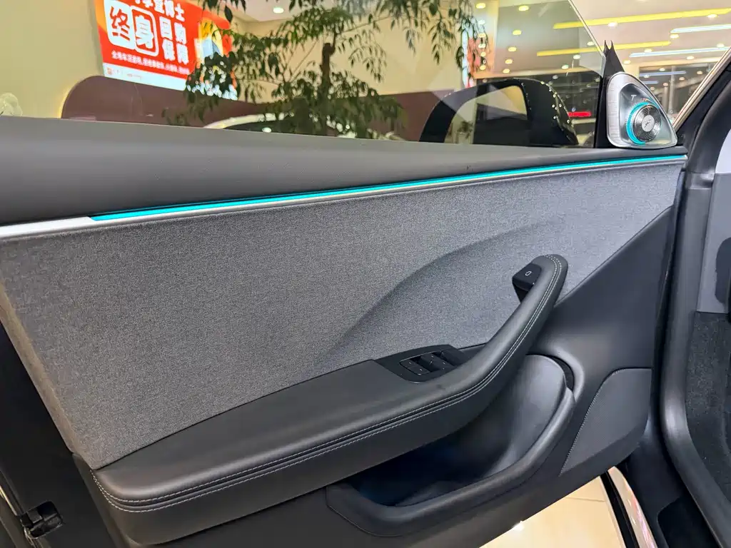 Tesla Model 3 — миниатюра 9