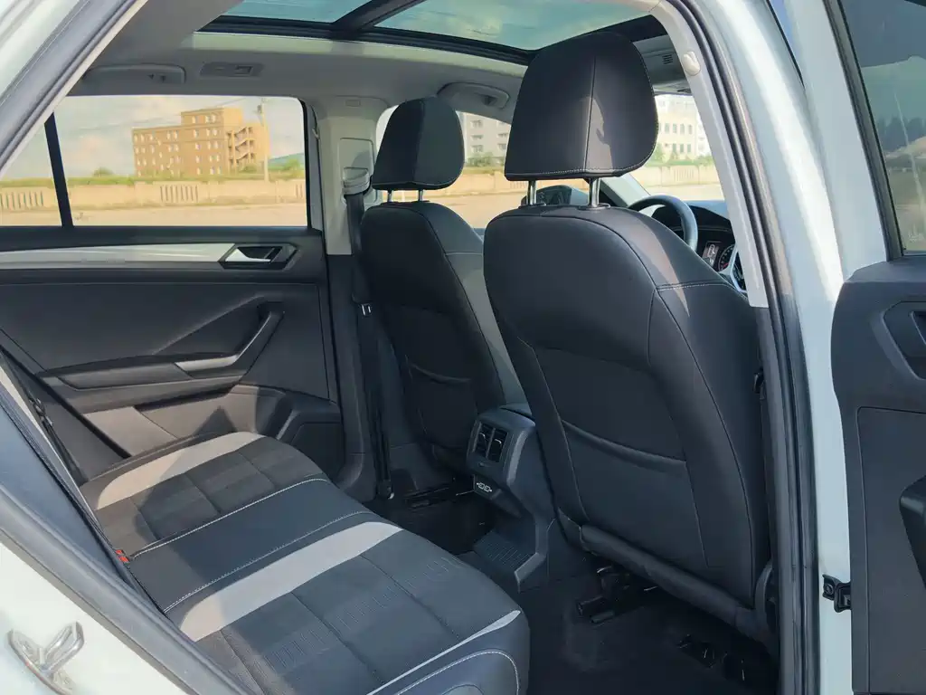 Volkswagen T-Roc — миниатюра 22