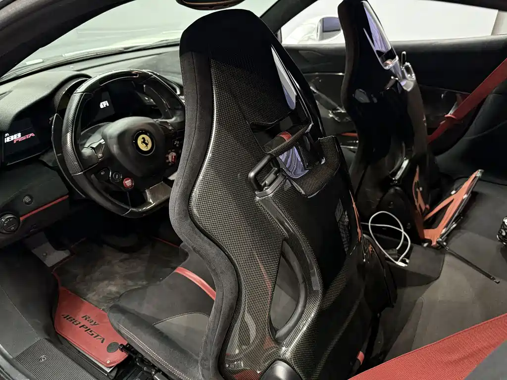 FERRARI 488