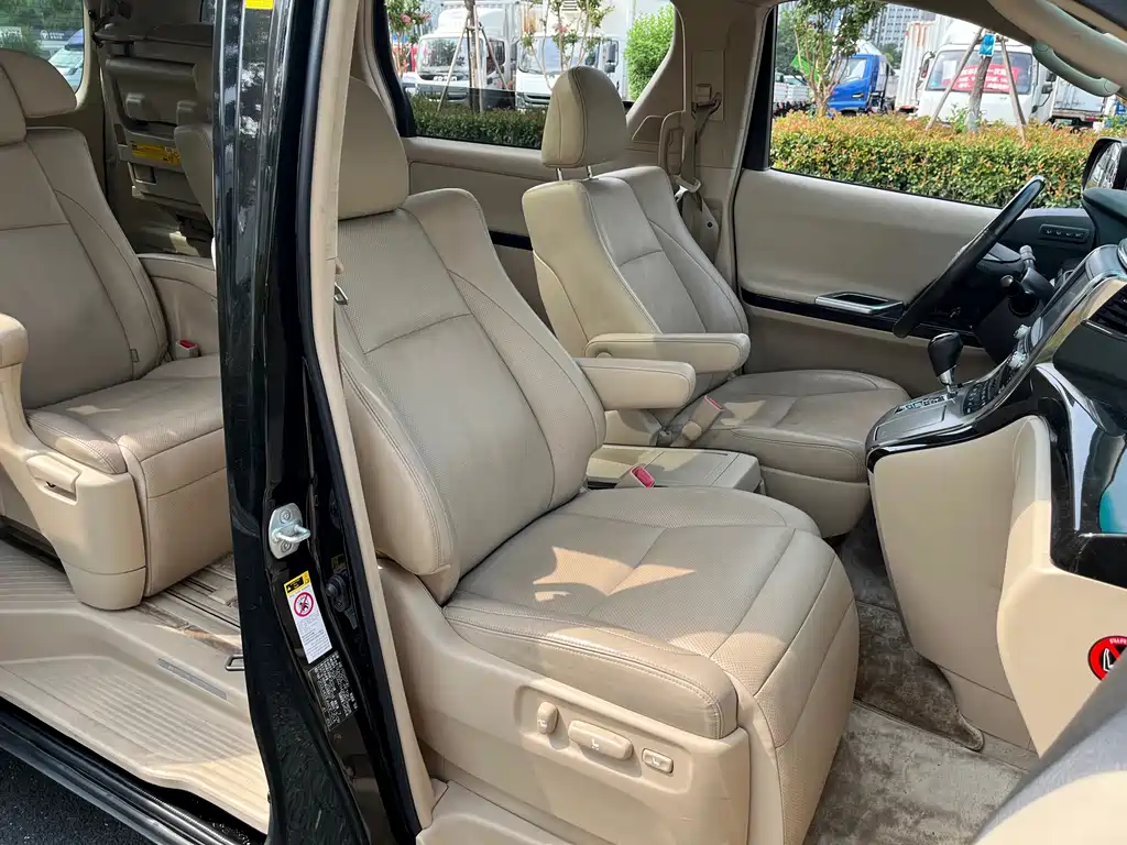 Toyota Alphard — миниатюра 18