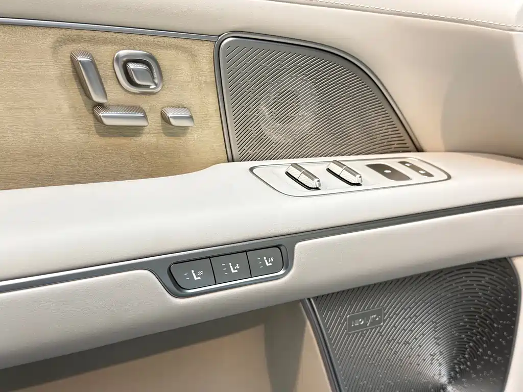 NIO ES8 — миниатюра 18