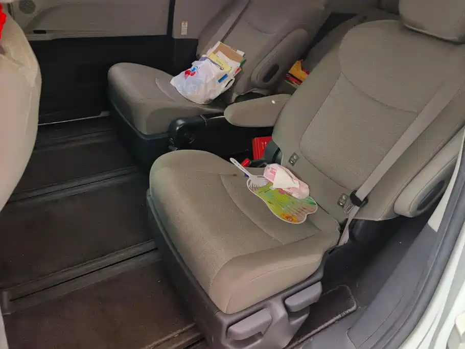 Toyota Sienna — миниатюра 11