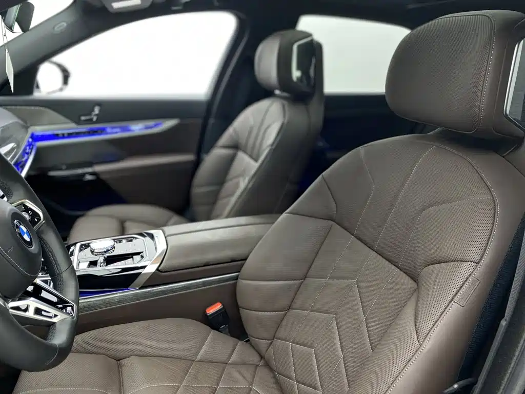 BMW 7 Series — миниатюра 17
