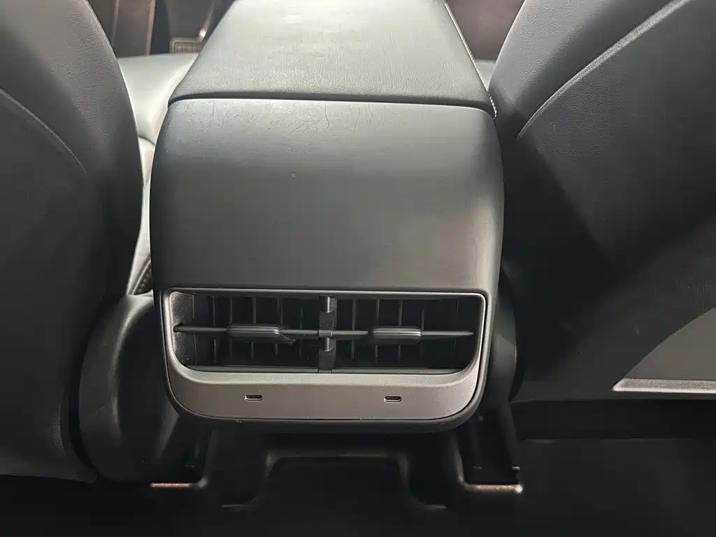 Tesla Model Y — миниатюра 13