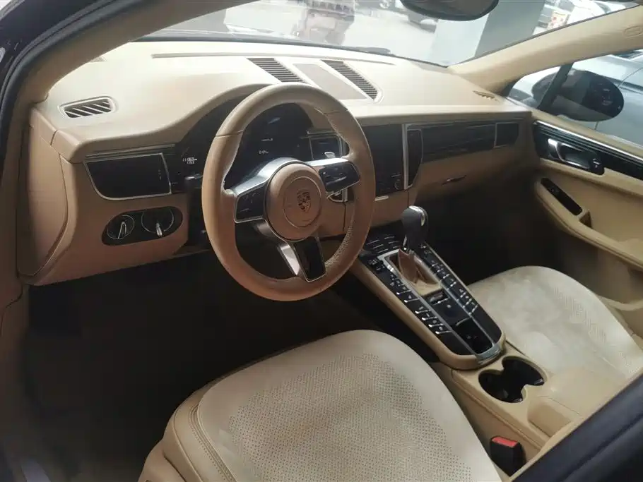 PORSCHE MACAN