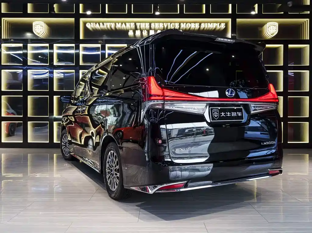 LEXUS LM