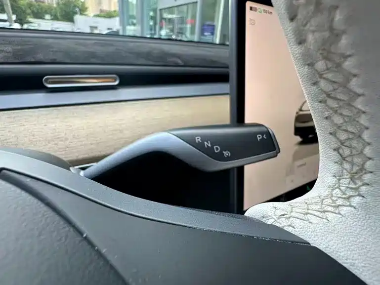 Tesla Model Y — миниатюра 12