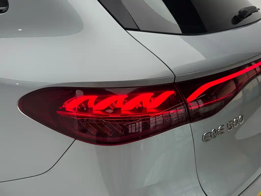 Mercedes-Benz EQE SUV — миниатюра 7