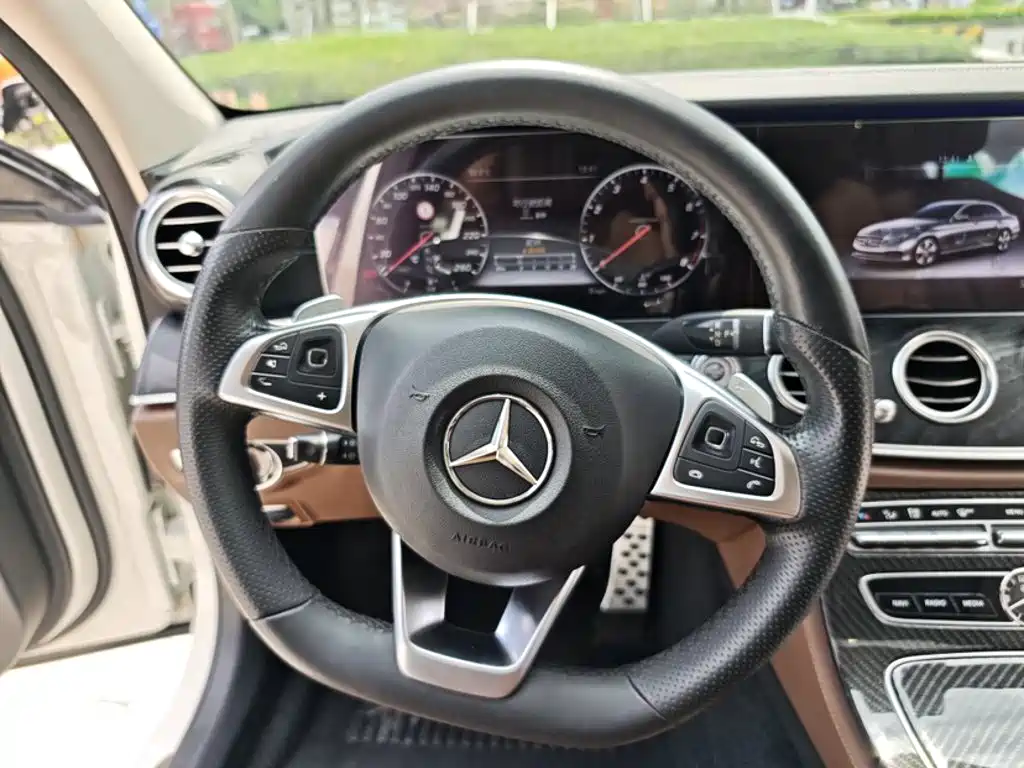 Mercedes-Benz E-Class — миниатюра 17