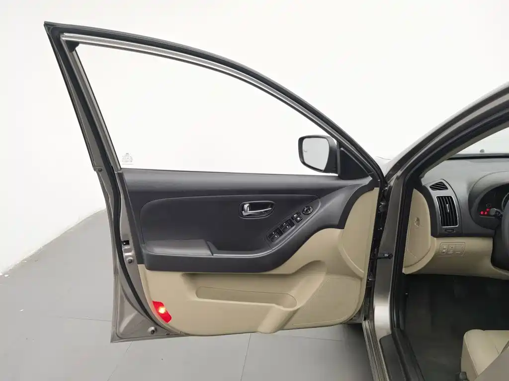 Hyundai Elantra — миниатюра 8