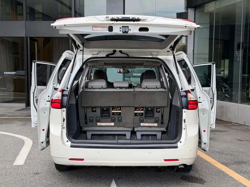 Toyota Sienna — миниатюра 19