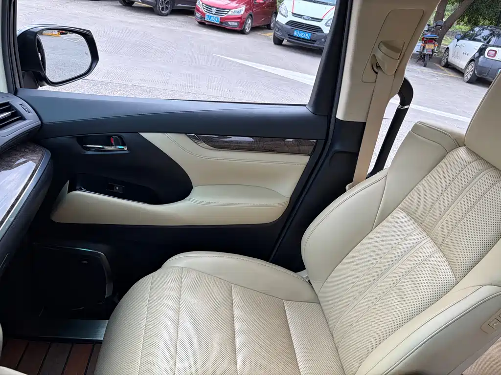 Toyota Alphard — миниатюра 6
