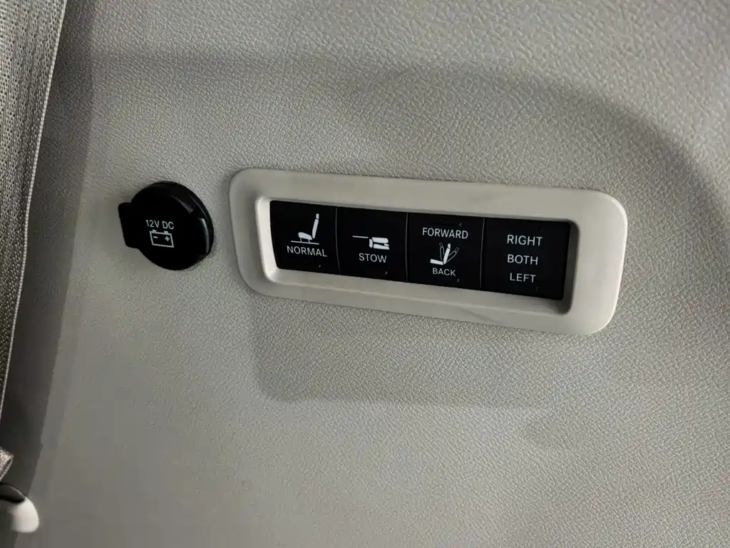 Chrysler Grand Voyager (Import) — миниатюра 24