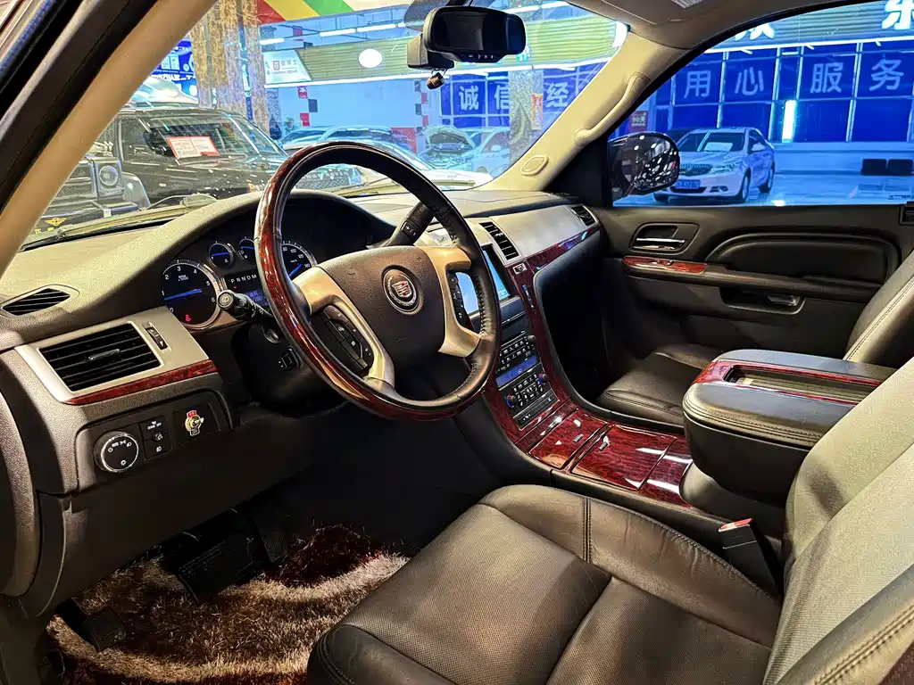 Cadillac Escalade — миниатюра 9