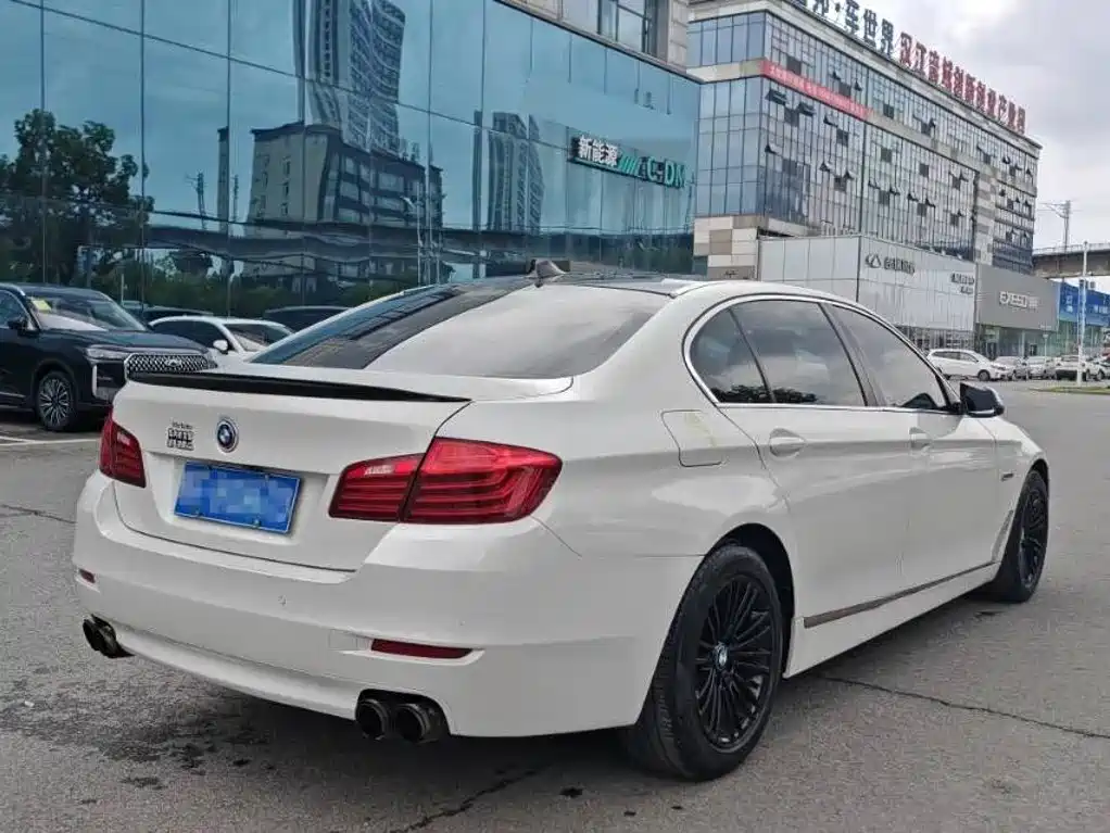BMW 5 Series — миниатюра 7