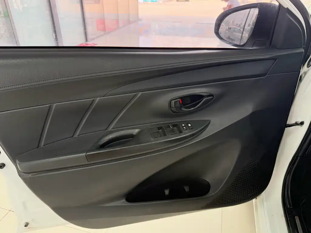 Toyota Yaris L — миниатюра 5