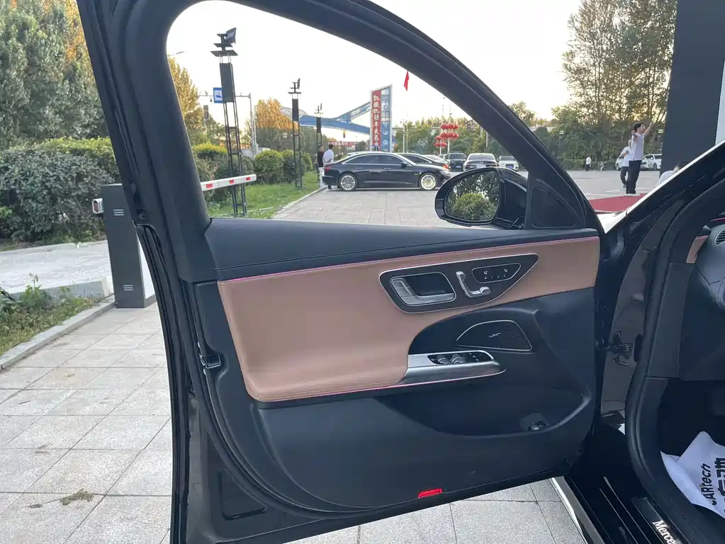 Mercedes-Benz E-Class — миниатюра 8