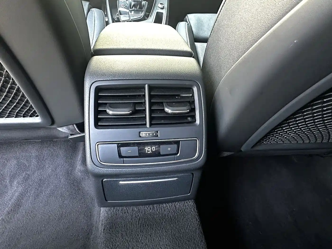 Audi A4L 2023 Белый из Китая, фото 2
