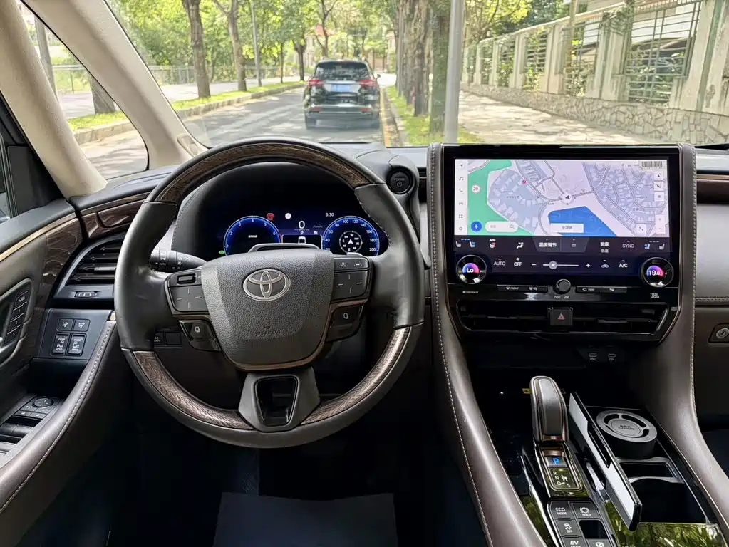 Toyota Alphard — миниатюра 15