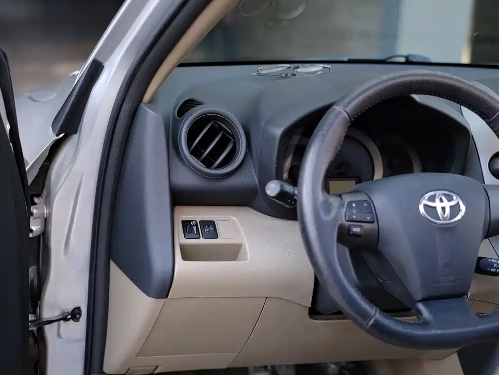 Toyota RAV4 — миниатюра 25