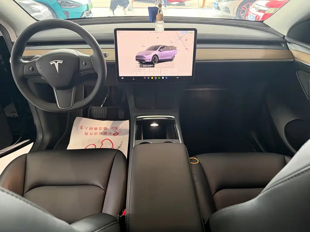 Tesla Model Y — миниатюра 5